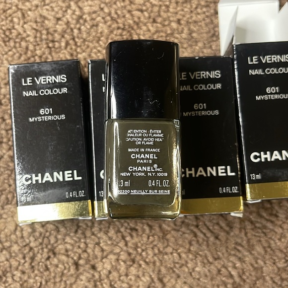 CHANEL Le Vernis 601 Mysterious Nail Polish - Picture 4 of 7